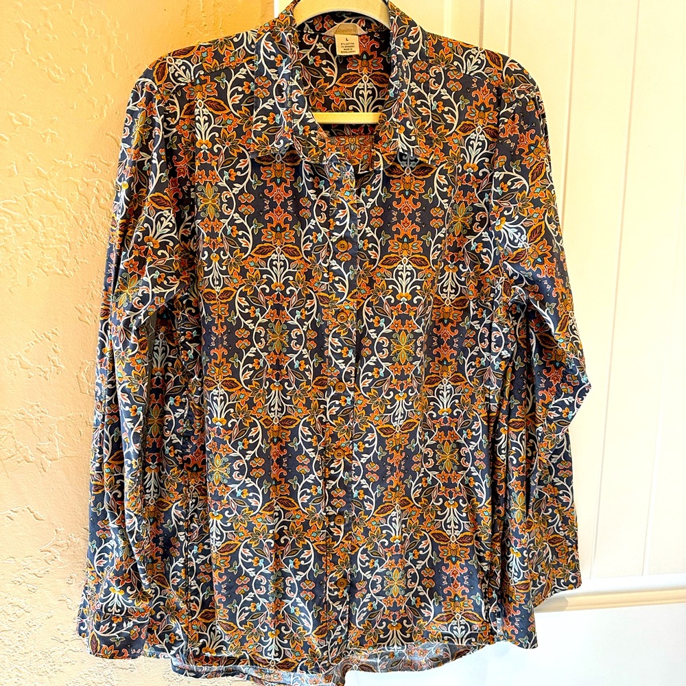 Beautiful Duluth long bottom shirt with pockets